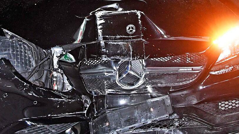 Der Mercedes AMG landete im Schaufenster eines Nagelstudios in der Moosacher Straße. Klicken Sie sich durch die Bilder.