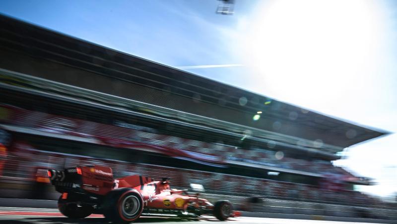 Sebastian Vettel fährt im roten Ferrari an der Tribüne des Circuit de Barcelona-Catalunya vorbei. Sebastian Vettel fährt im roten Ferrari an der Tribüne des Circuit de Barcelona-Catalunya vorbei.