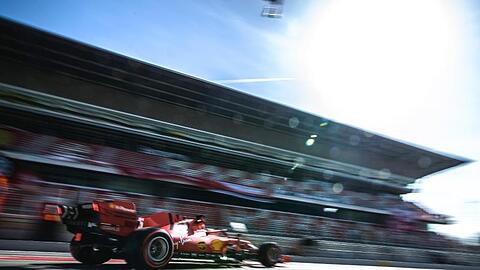 Sebastian Vettel fährt im roten Ferrari an der Tribüne des Circuit de Barcelona-Catalunya vorbei.