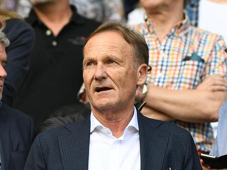 Geschäftsführer Hans-Joachim Watzke von Dortmund steht auf einer Tribüne. Foto: Patrick Seeger/Archivbild