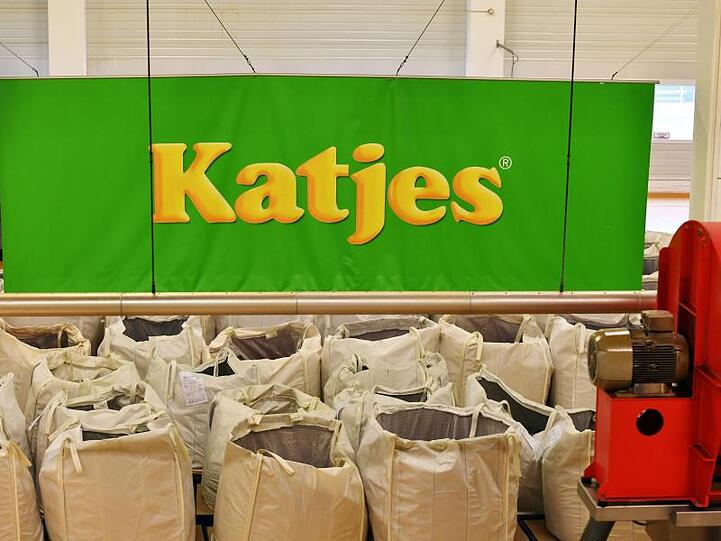 Das Logo von Katjes in einer Produktionshalle. Foto: Ralf Hirschberger/dpa-Zentralbild/dpa/Archivbild
