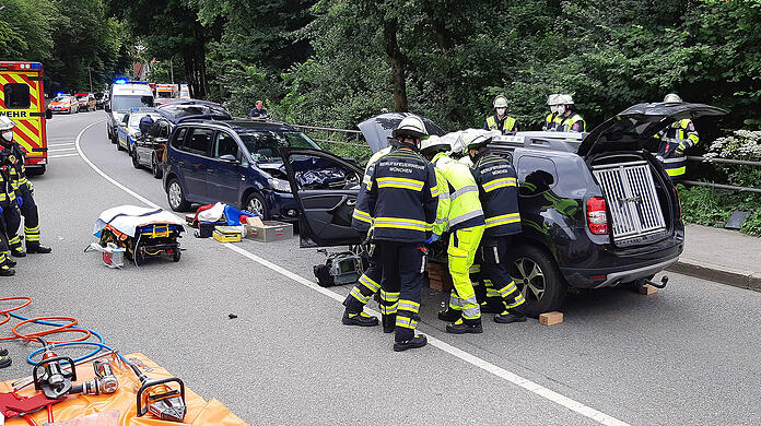 Bei dem Unfall  wurde eine Person schwer, eine weitere leicht verletzt.