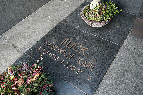 Schwerstarbeit: Flicks Sarg war von drei massiven Steinplatten bedeckt, die die Täter anhoben.
