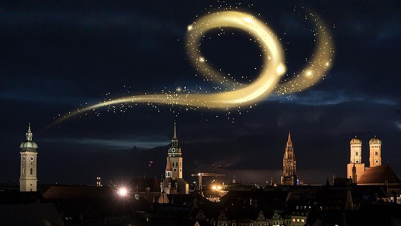 Zum ersten Mal sichtbar über der Stadt: Der Nikolaus am Münchner Nachthimmel.