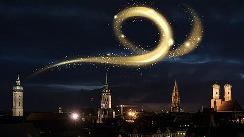 Zum ersten Mal sichtbar &uuml;ber der Stadt: Der Nikolaus am M&uuml;nchner Nachthimmel.