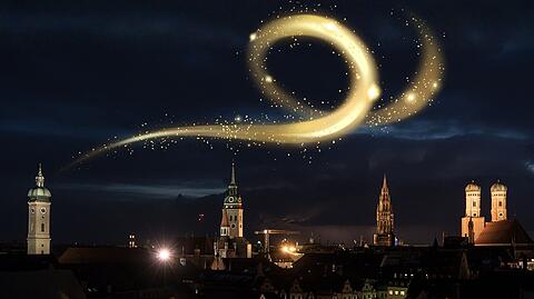 Zum ersten Mal sichtbar über der Stadt: Der Nikolaus am Münchner Nachthimmel.