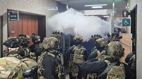 Soldaten st&uuml;rmten im Dezember 2024 das Parlament in Seoul.