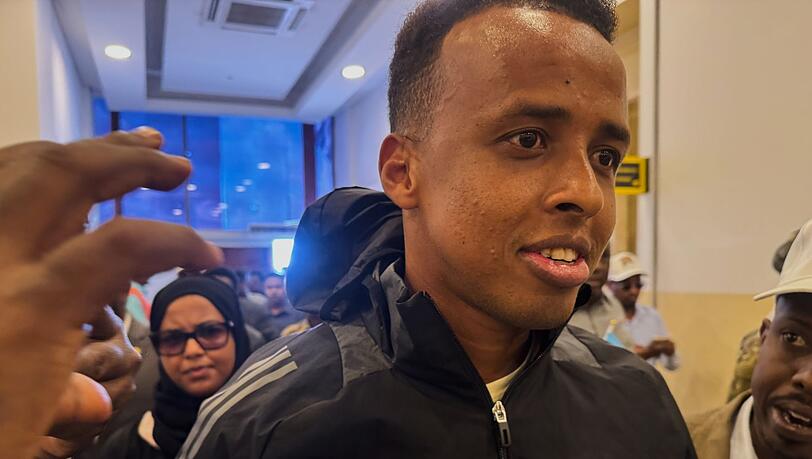 Bei seiner Rückkehr nach Somalia wurde Referee Omar Artan gefeiert. Bei seiner Rückkehr nach Somalia wurde Referee Omar Artan gefeiert.