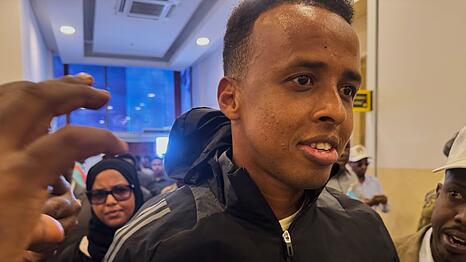 Bei seiner R&uuml;ckkehr nach Somalia wurde Referee Omar Artan gefeiert.