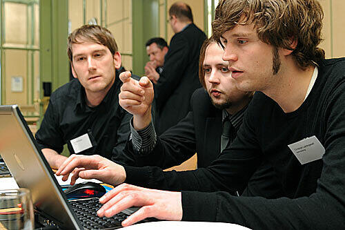 Hacken wie die Profis: AZ-Reporter Christoph Landsgesell (r.) und Sicherheits-Experte Olli-Pekka Niemi (Mitte)