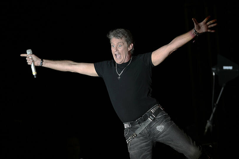David Hasselhoff tourt mit seiner "The Hoff is back"-Tour durch Deutschland, Österreich und die Schweiz. Dabei gibt es auch ein Wiedersehen mit "KITT", dem sprechenden Auto aus der Kultserie Knight Rider. Die Bilder von seinen Auftritten in Berlin und Frankfurt.