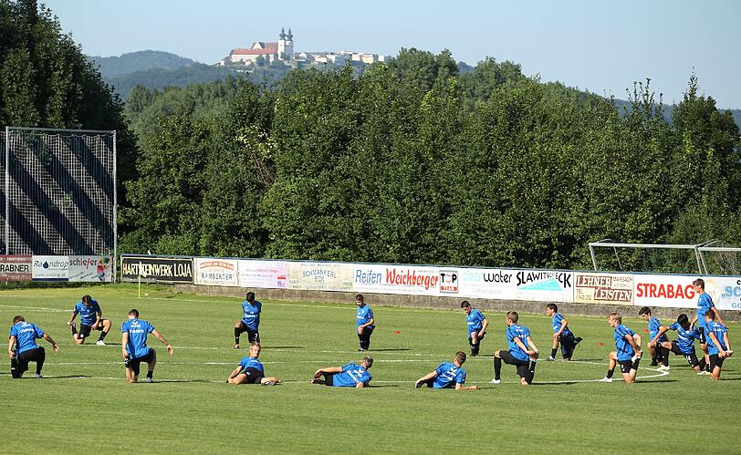 Die Löwen haben Quartier in Maria Taferl (Niederösterreich) bezogen. Bis 1. Juli bereitet sich der TSV 1860 dort auf die neue Saison vor. Die ersten Bilder vom Ort, dem Trainingsplatz, dem Quartier.