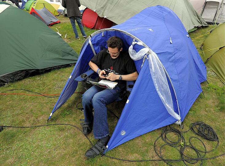 Manch einer braucht seinen Computer sogar auf dem Campingplatz oder...
