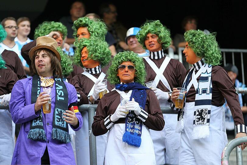 Nach dem Spiel waren die Kostüme dieser Fans aus Manchester das einzige, worüber man noch lachen konnte. Es blieb aber alles friedlich.