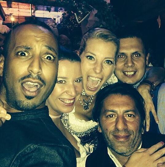 Giulia Siegel mit Freunden im Käferzelt.