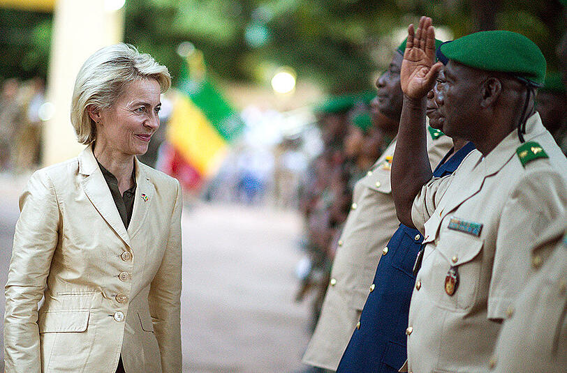 Verteidigungsministerin Ursula von der Leyen geht am Verteidigungsministerium in Bamako ein Ehrenspalier ab.