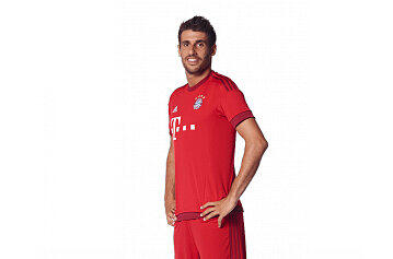 Javi Martinez: Note 2. So schnell geht&rsquo;s. Weil Boateng nicht dabei war, gab der Spanier den Abwehrchef. Konnte bei Schalkes Konter zum 1:1 den anstürmenden Sane nicht rechtzeitig stellen. Als Mittelstürmer besser! Traf per Kopf nach 69 Minuten zum 2:1. Sein erstes Tor