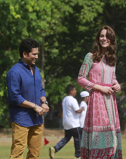 Kate und William beim Cricketspielen während ihrer großen Indien-Tour.