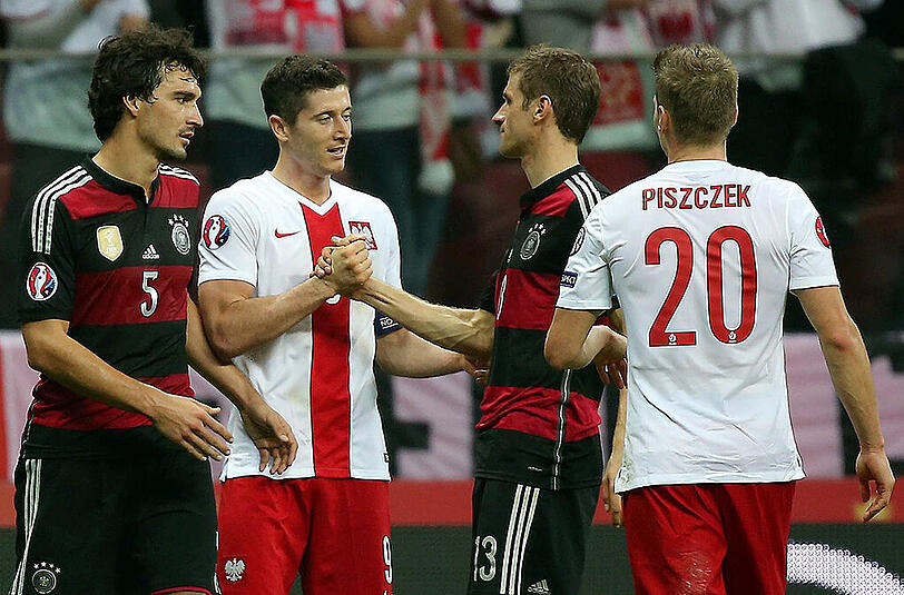 Bundesliga-Profis unter sich: Robert Lewandowski und Lukasz Piszczek (Polen) mit Mats Hummels (links) und Thomas Müller (ganz rechts) vom DFB-Team.