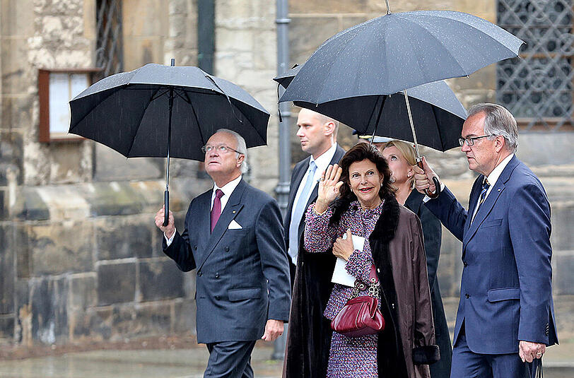 König Carl XVI. Gustaf und seine Frau Königin Silvia von Schweden (vorn) besuchen Leipzig und laufen über den Nikolaikirchhof.