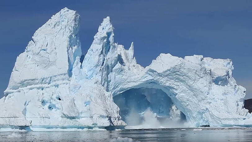 Das Video zeigt eine Eisberg-Brücke im Meer vor Grönland.
