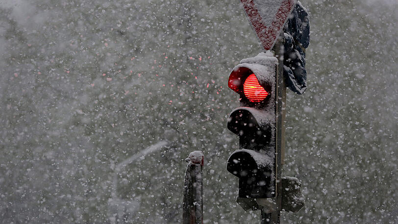 Schnee in München: Am Dienstag, genau zum Berufsverkehr, setzte das weiße Treiben ein.