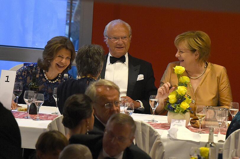 Unterhielten sich prächtig: Königin Silvia von Schweden mit König Carl Gustaf von Schweden und Angela Merkel
