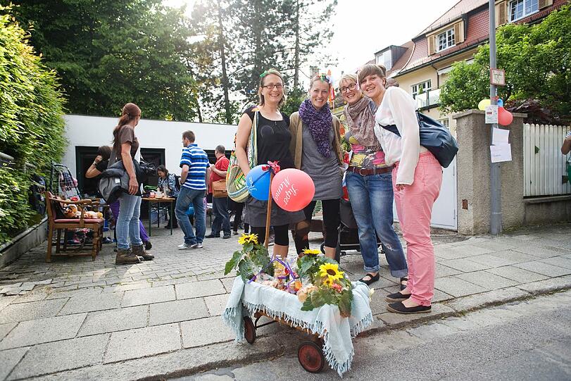 Blick hinter die Hausfassaden ins Grüne: der Gartenflohmarkt in Gern. Die Fotos.