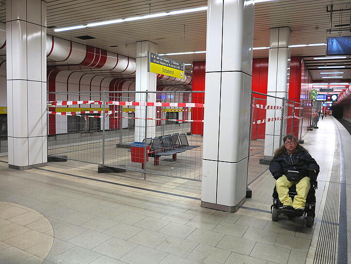 Der Aufzug in der U-Bahnstation.