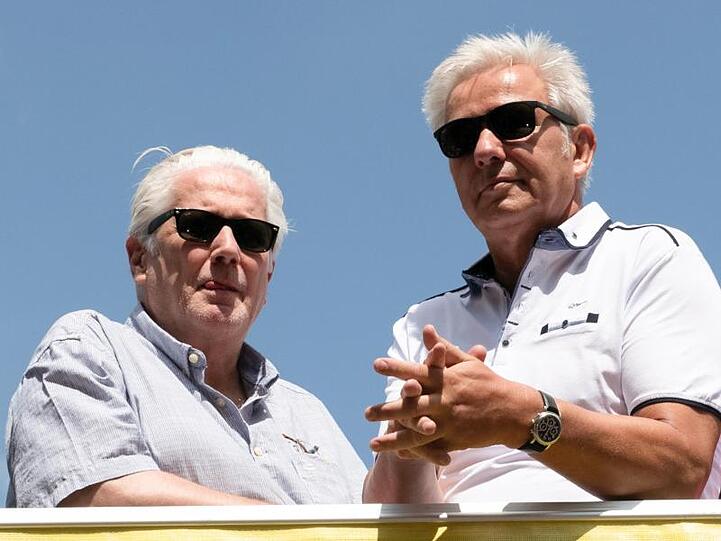 Klaus Wowereit (r) und sein Partner Jörn Kubicki fahren mit.