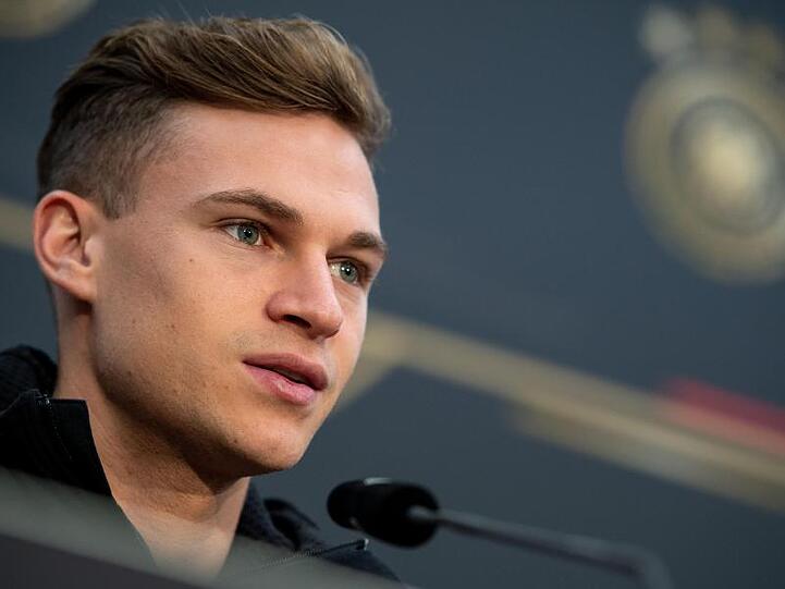 "Sexy spielen oder nicht sexy": Joshua Kimmich spricht auf der Pressekonferenz.
