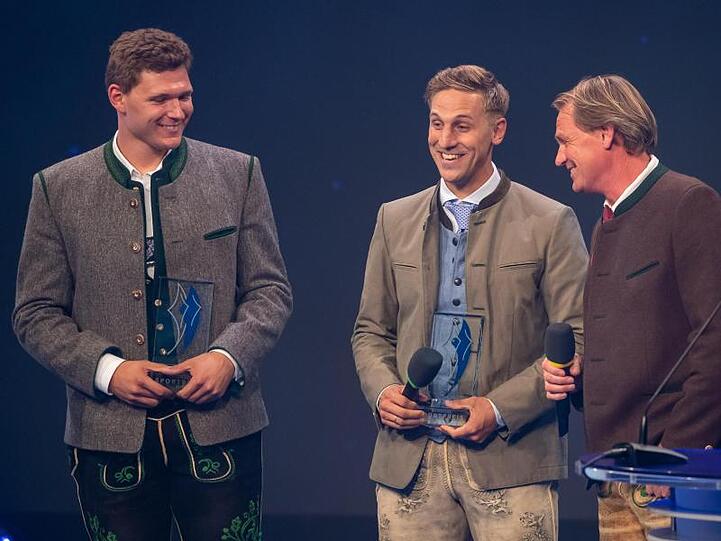 Die Skifahrer Thomas Dreßen (l) und Josef Ferstl (M) bekommen den bayerischen Sportpreis 2019 überreicht. Foto: Peter Kneffel
