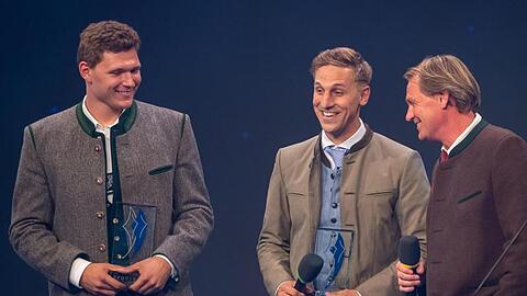 Die Skifahrer Thomas Dreßen (l) und Josef Ferstl (M) bekommen den bayerischen Sportpreis 2019 überreicht. Foto: Peter Kneffel