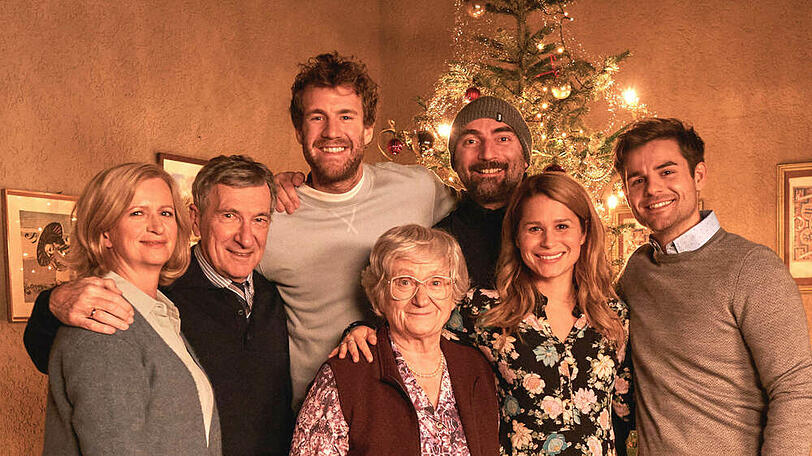 Luke Mockridge (3.v.l.) feiert in "ÜberWeihnachten" sein Debüt als Schauspieler in einer fiktionalen Serie.