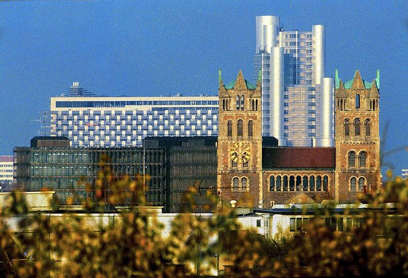 Arabella- und Hypohochhaus hinter St. Maximilian.