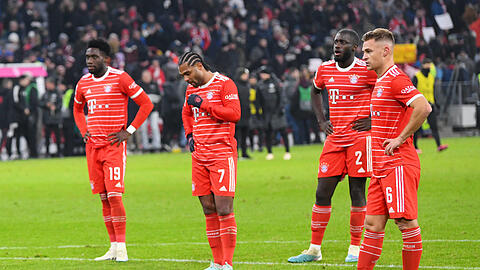Drei Remis zum Start ins Jahr 2023 und daher stark unter Druck vor dem Pokalspiel in Mainz am Mittwoch: das Bayern-Team um (v.l.) Alphonso Davies, Serge Gnabry, Dayot Upamecano und Joshua Kimmich.