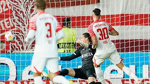 Benjamin Sesko (r) überwindet Wiesbadens Torwart Florian Stritzel zum 0:2.