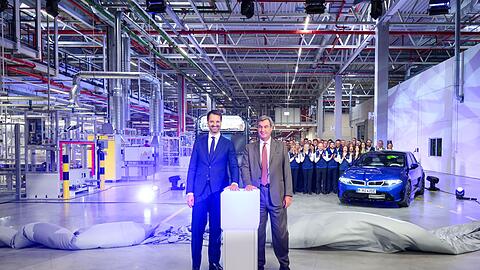 BMW-Produktionsvorstand Raymond Wittmann und Bayerns Ministerpr&auml;sident Markus S&ouml;der (r) starten symbolisch die Produktion.
