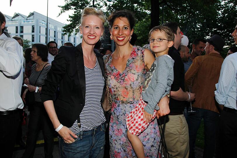 Bei 30 Grad begehen Andrea Sokol (l.) und Lola Paltinger mit Söhnchen Lio den Geburtstag des "La Baracca".