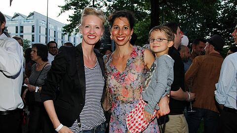 Bei 30 Grad begehen Andrea Sokol (l.) und Lola Paltinger mit Söhnchen Lio den Geburtstag des "La Baracca".