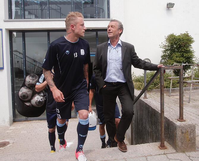 Strahlender Sonnenschein: Der TSV 1860 startet die Mission Aufstieg. Mit dabei: Die Neulöwen Daniel Adlung, Yannick Stark, Stephan Hain, Sebastian Hertner und Markus Schwabl. Die Bilder