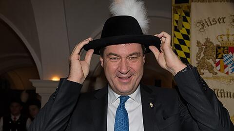 Der Hut mit Adlerfeder ist ein Muss für jeden Filser.
