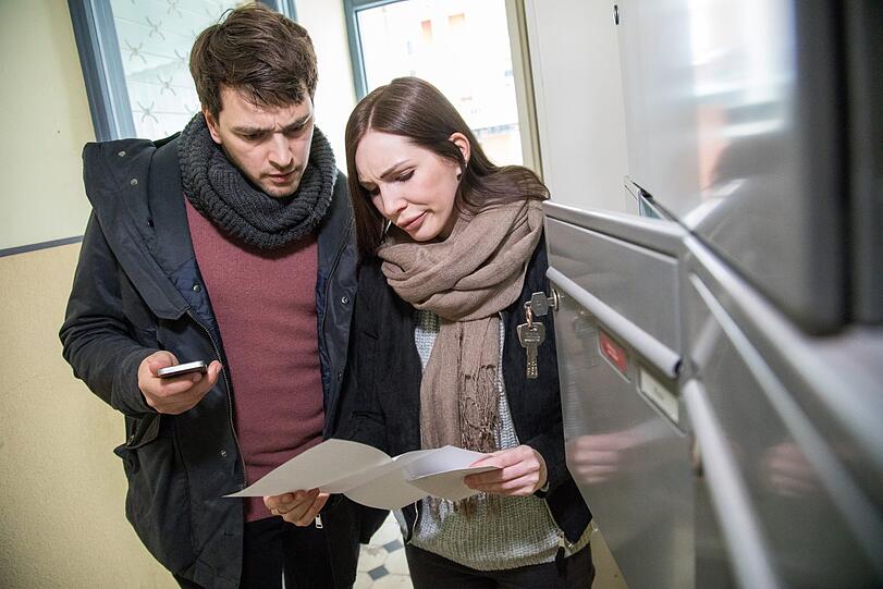 Ein Paar erhält per Post die Kündigung der Wohnung. (Symbolbild)