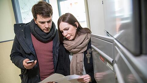 Ein Paar erhält per Post die Kündigung der Wohnung. (Symbolbild)