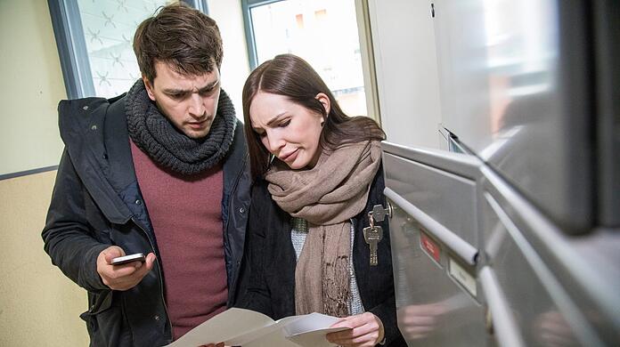 Ein Paar erhält per Post die Kündigung der Wohnung. (Symbolbild)