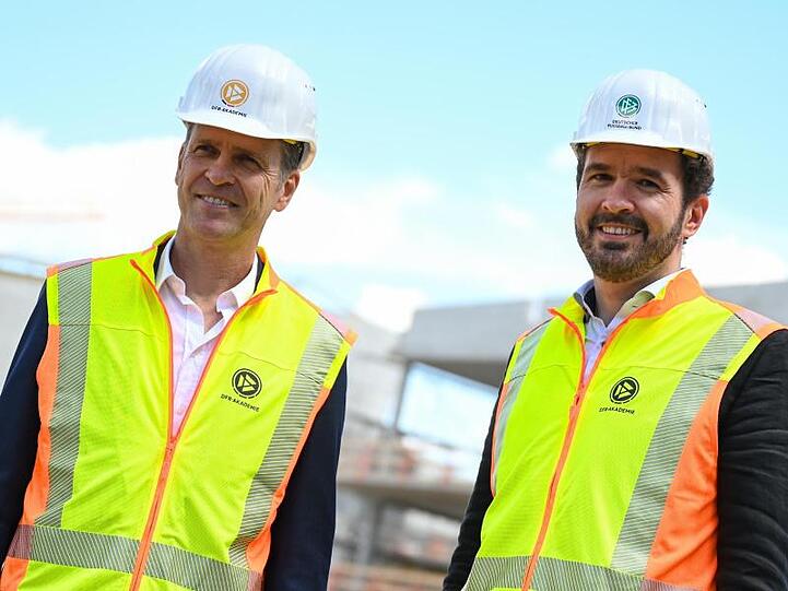 Liegen beim Bau der DFB-Akademie im Plan: DFB-Direktor Oliver Bierhoff (l) und Generalsekretär Friedrich Curtius.