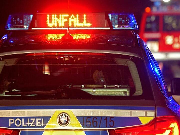 Ein Polizeiauto warnt vor Unfall. Foto: Stefan Puchner/dpa/Symbolbild