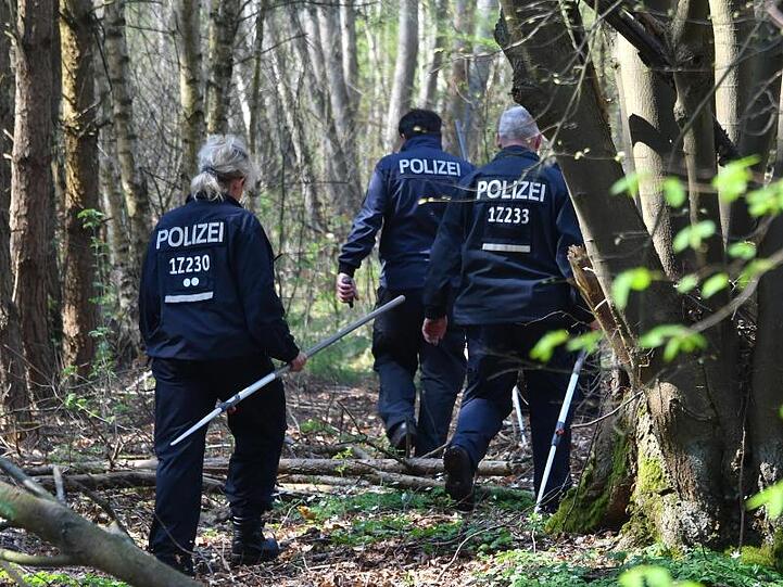 Polizisten suchen in einem Waldgebiet bei Brieselang nach Spuren der vermissten Georgine Krüger.