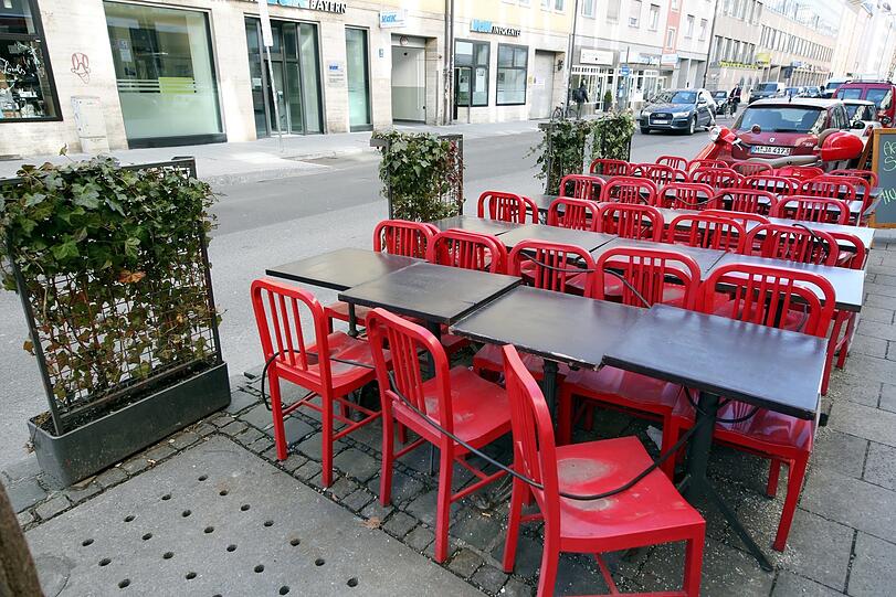 So viele rote Stühle. So gar kein Gast.