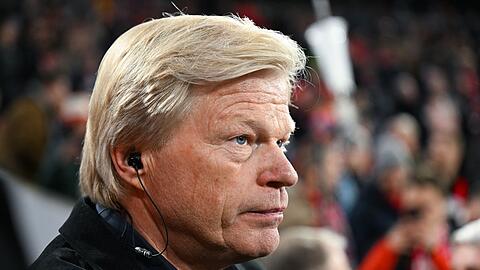 Oliver Kahn, Vorstandsvorsitzender der FC Bayern München AG, steht vor dem Spiel im Stadion.
